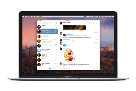 MacBook con Telegram para Mac abierto sobre fondo blanco